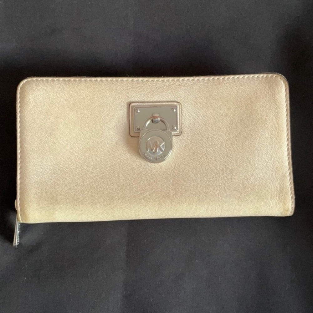 Cream Michael Kors Hamilton Traveler Wallet